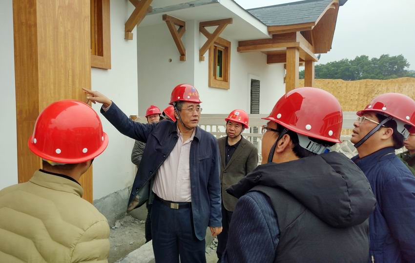 霍巨燃厅长慰问琼中百花村移民安置项目工地农民工